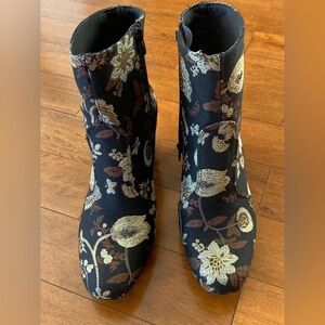 Floral Embroidered Women's Boots size 9